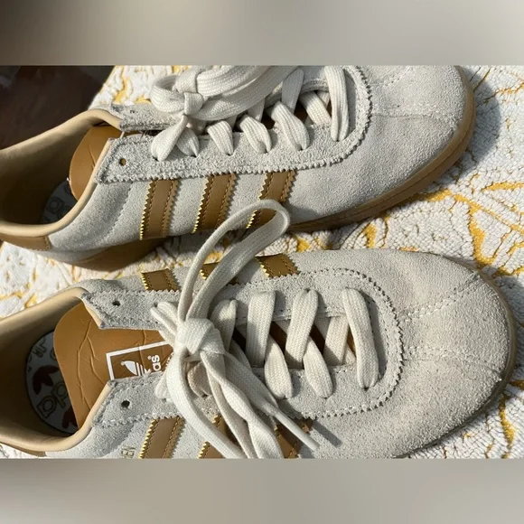 Adidas Originals Men’s 6 Munchen
Cream Faux Leather White Mesa Sneakers
AGY7399 - Picture 3 of 9